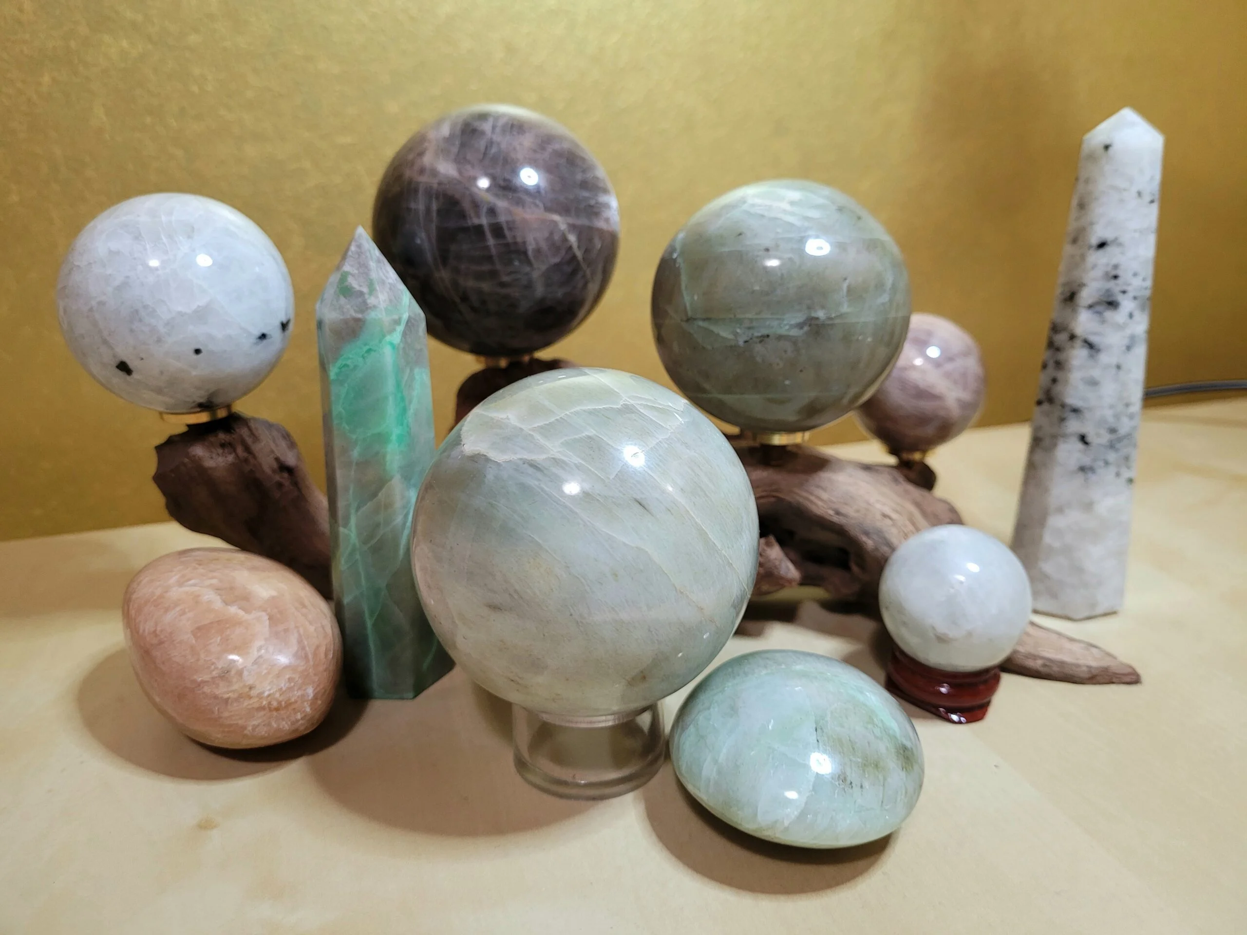 How to cleanse and charge your tarot crystals: make your crystals work properly!