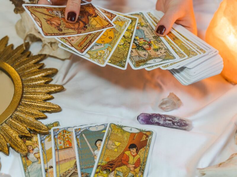 Tarot Cards and Crystals: Simple Guide for Beginners & Best Use